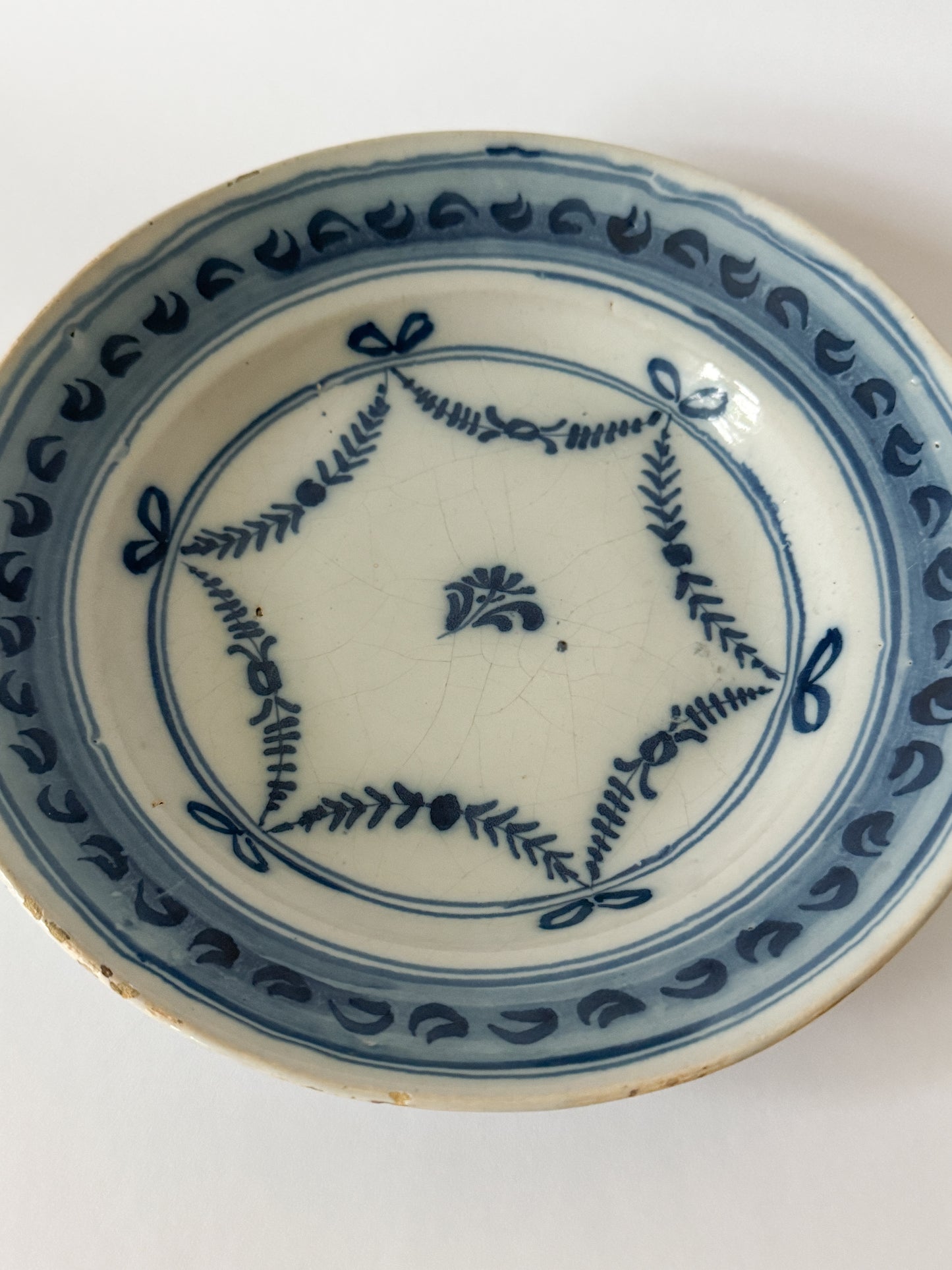 Dekorativ fajanstallrik