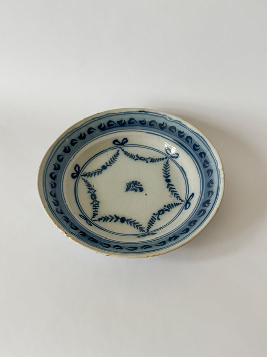 Dekorativ fajanstallrik